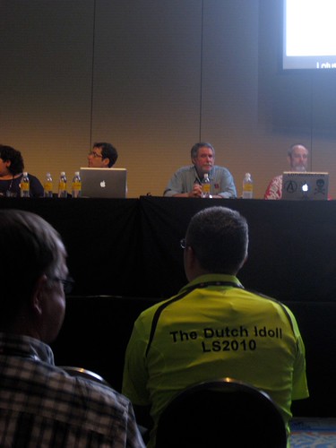 Martin zit met zijn speciaal afgestemde t-shirt te wachten tot showtime