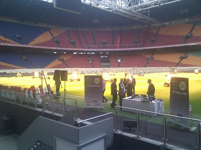 Het podium voor de opening sessie NLLUG 2010: de grasmat van de Amsterdam Arena